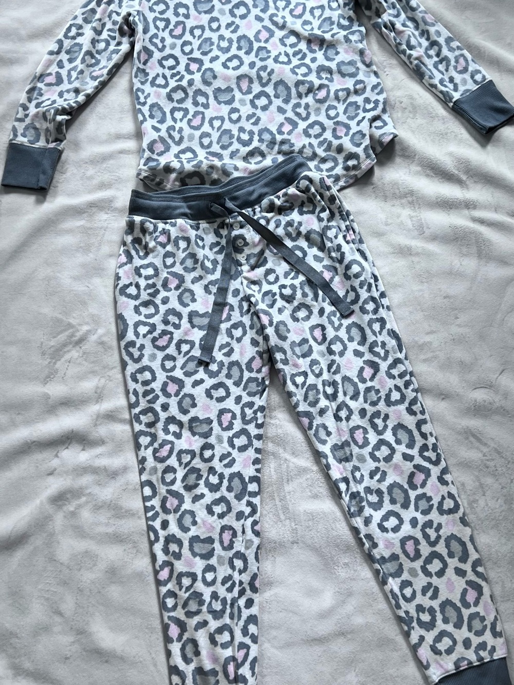 Women’s Grey & Pink Leopard Print Pajama Set size small